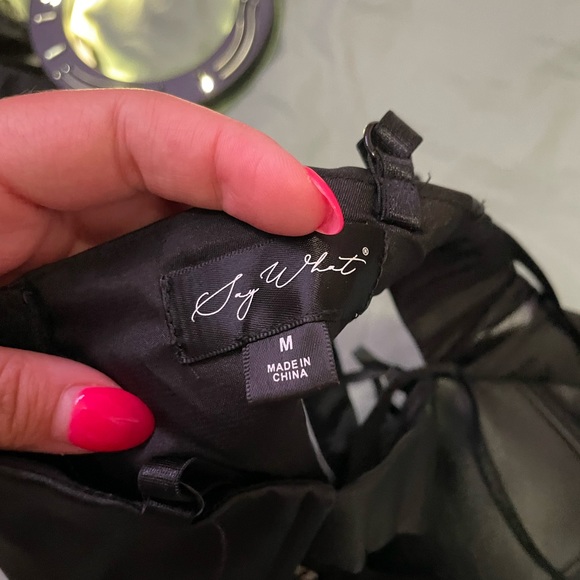 Black Crop Top đź–¤ - Picture 4 of 5